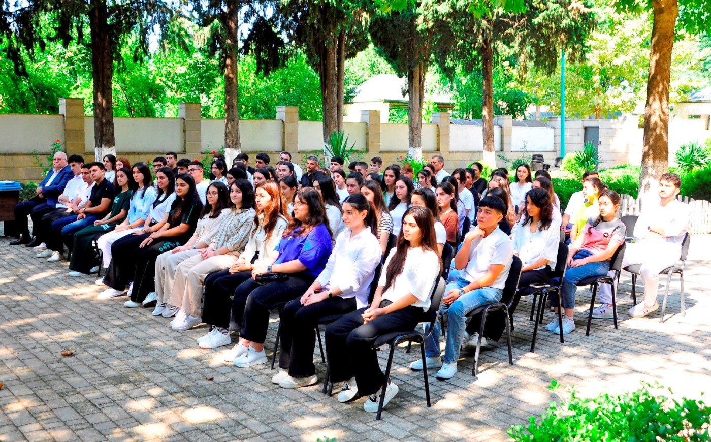 İcra başçısı Seymur Orucov imtahanlarda yüksək nəticə göstərən gənclərlə görüşdü - FOTOLAR